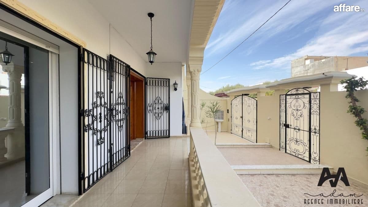 Villa S+5 en duplex à Beni Khiar Plage