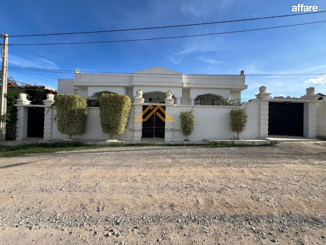 Villa à vendre à Chott Mariem – 300 m²