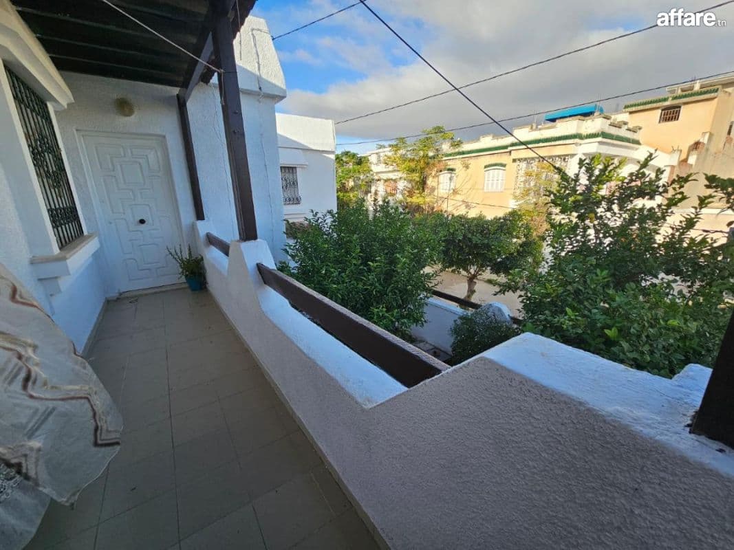 EZZOUHOUR 4 - TUNIS ÉTAGE QDE VILLA A VENDRE