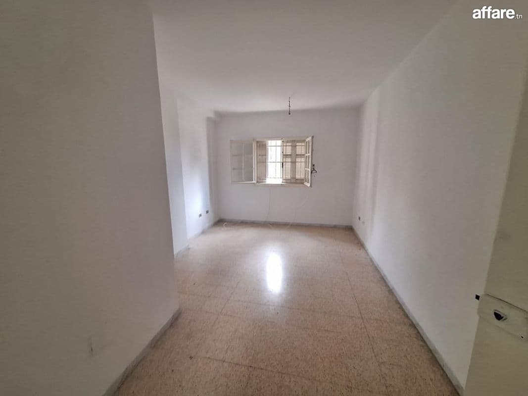 À vendre appartement S+2 au 1er étage – Résidence gardée ave