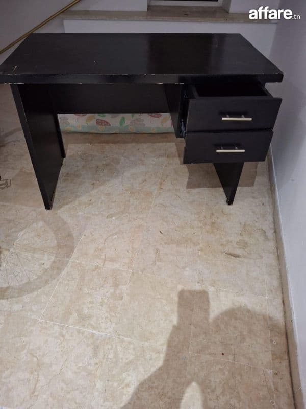 A vendre : Bureau en bois – Couleur noir – bureautique