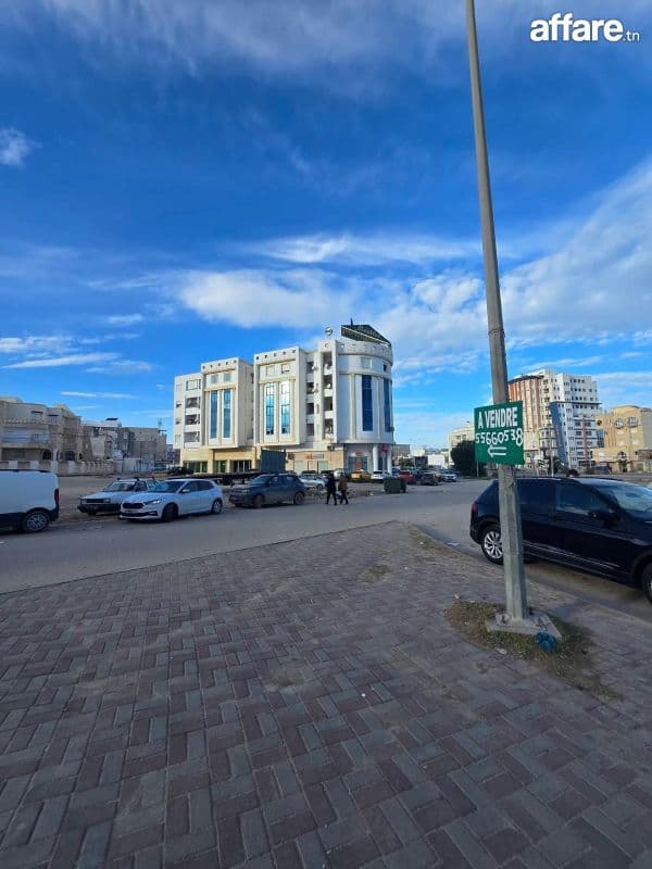Avendre terrain 1200 m2 commerciale et R+4  à coté tijarie b