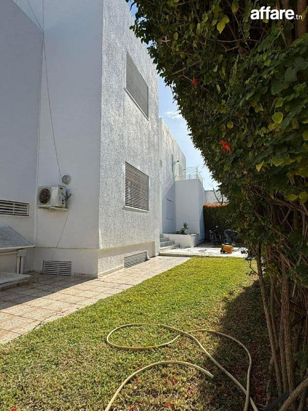 A Louer Une Villa sur 3 Niveaux à Menzah 9C