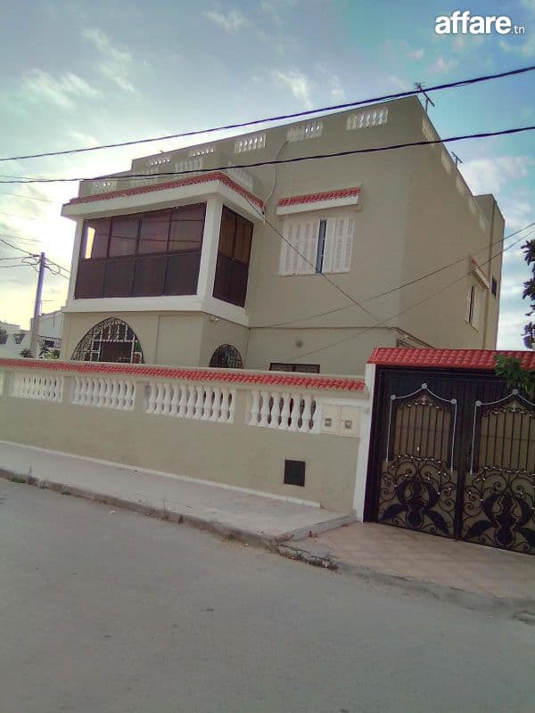 VILLA A VENDRE 2 étages séparés 700000 DT  MEGRINE JAWHARA