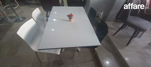  table en surface solide