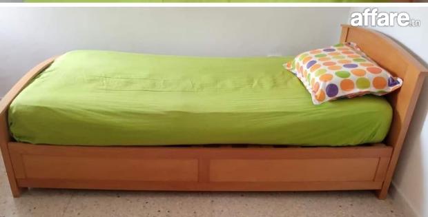 Un lit avec matelas une place