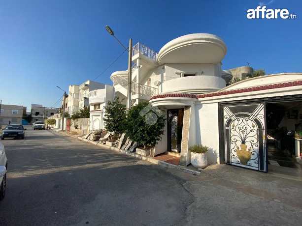 🔥 A vendre villa R+1 de 320 m² avec un Abri et Sous-sol