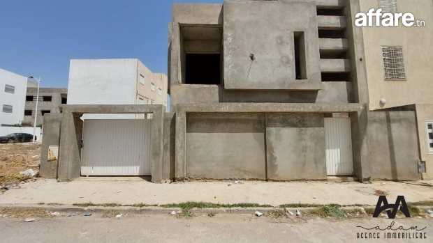 Villa inachvée S+4 avec jardin à Cité El Wafa